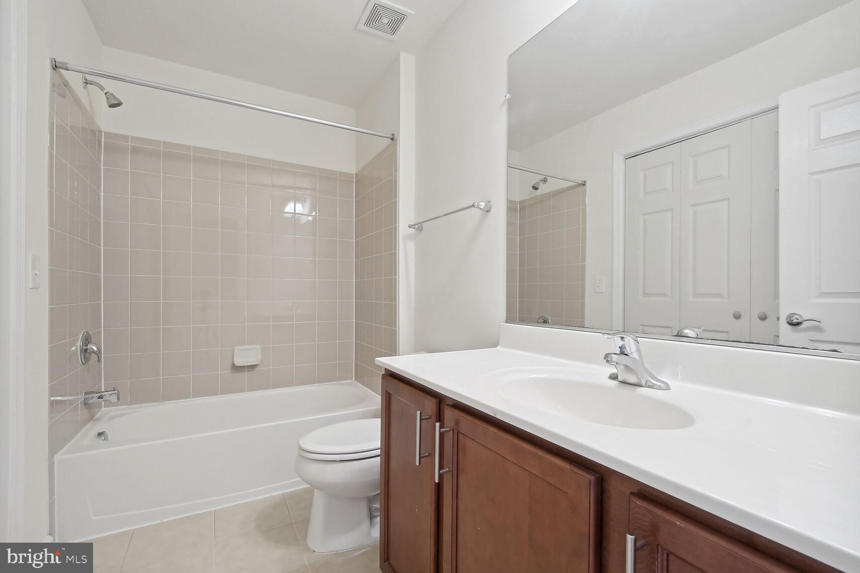 42708 Redpath Terrace Ashburn, VA 20147 - Photo 18 of 27 Shared upper hall bathroom