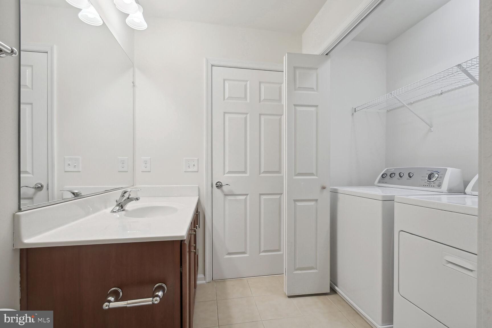 42708 Redpath Terrace Ashburn, VA 20147 - Photo 19 of 27 Shared upper hall bathroom