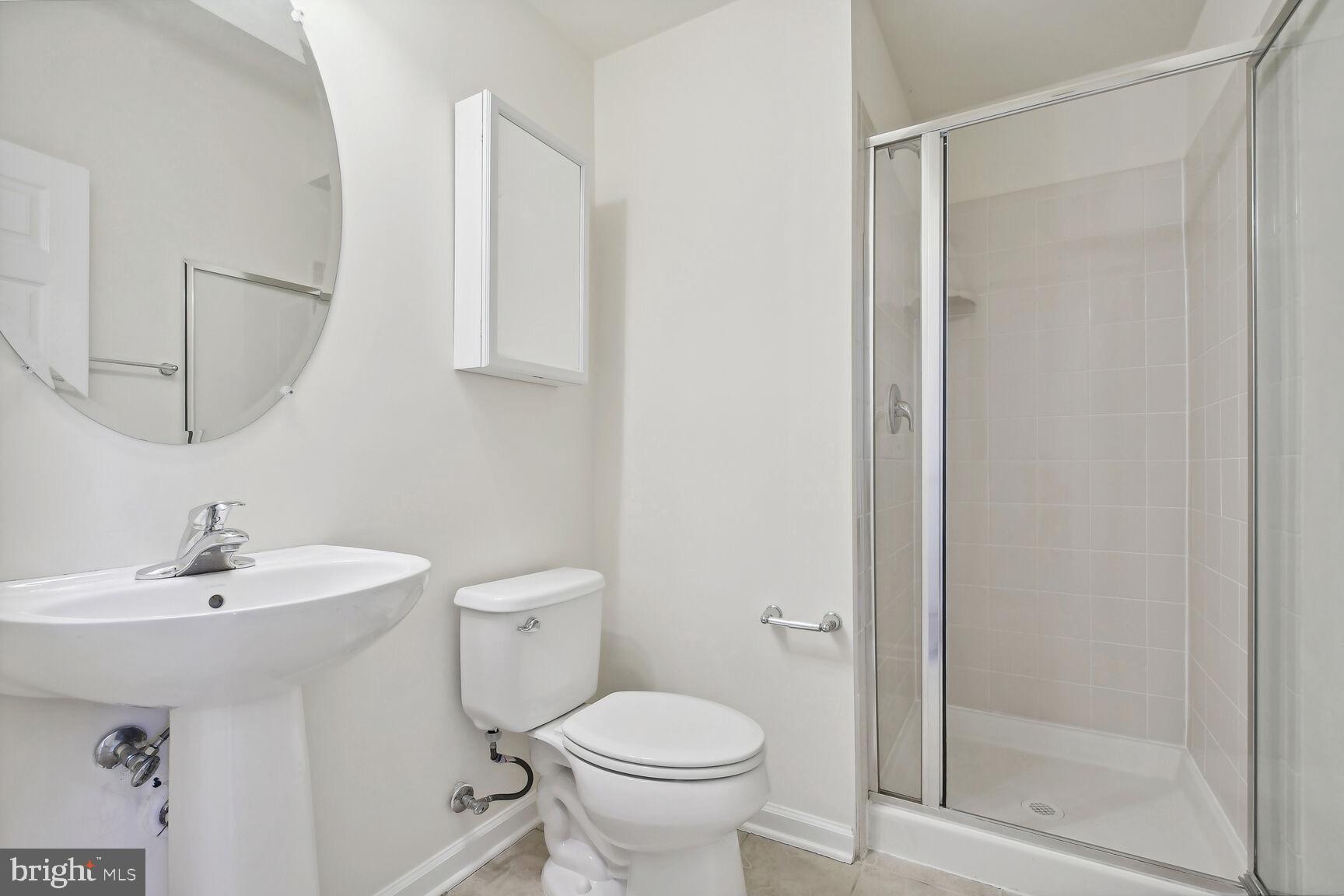 42708 Redpath Terrace Ashburn, VA 20147 - Photo 22 of 27 Full bathroom on entry level