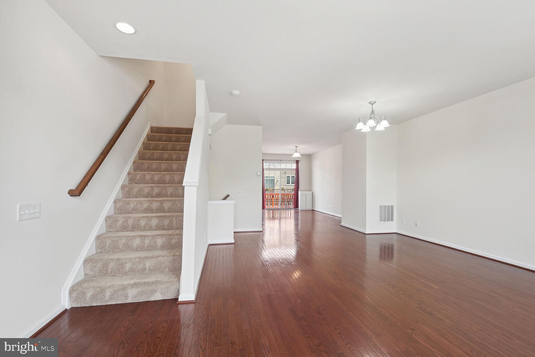 42708 Redpath Terrace Ashburn, VA 20147 - Photo 5 of 27 Lots of natural light