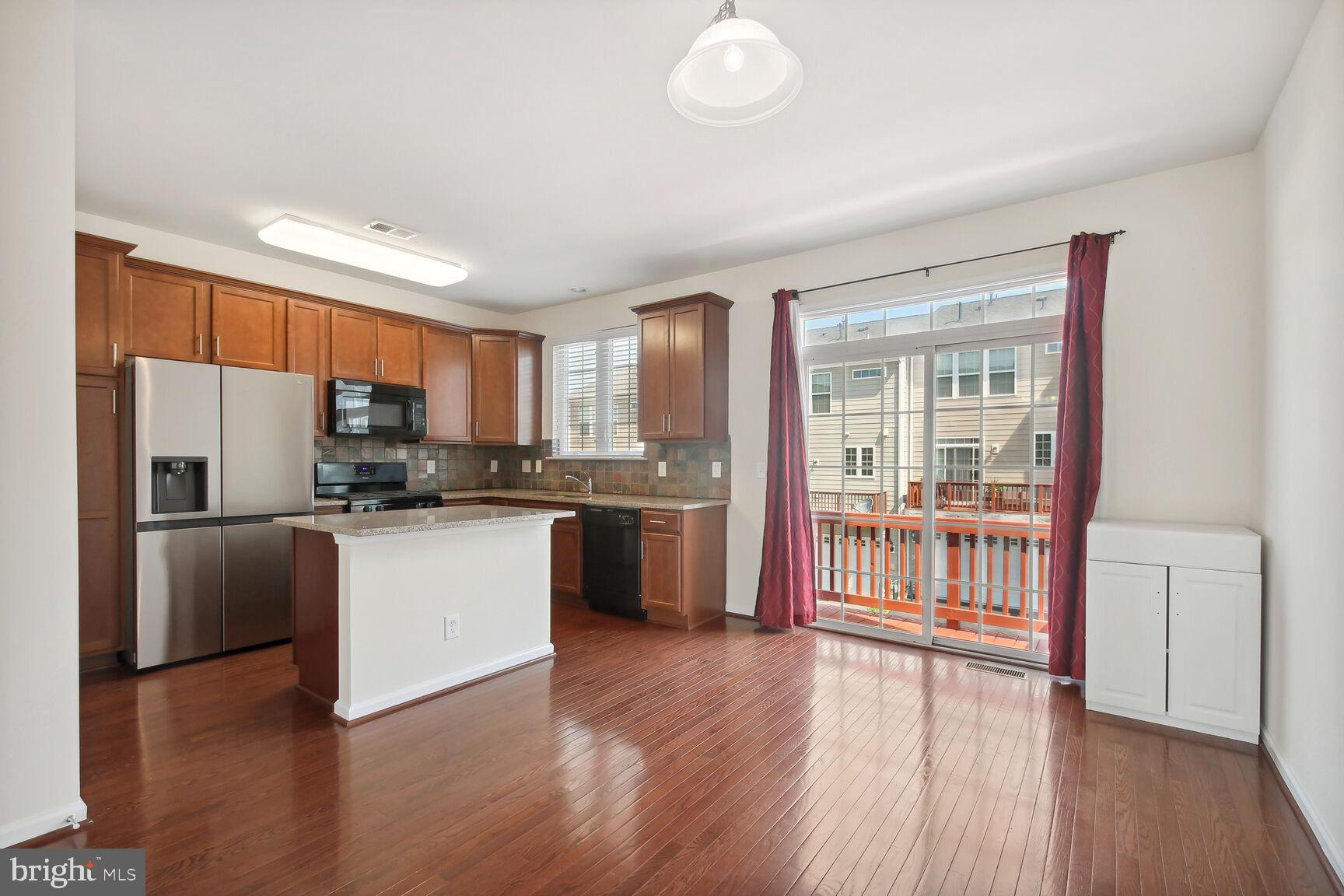 42708 Redpath Terrace Ashburn, VA 20147 - Photo 7 of 27 Kitchen with table space