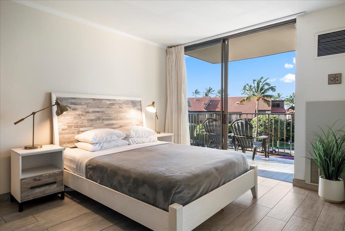 938 South Kihei Road, Unit 423 Kihei, HI 96753 - Photo 22 of 50 a bedroom with a large bed and a potted plant