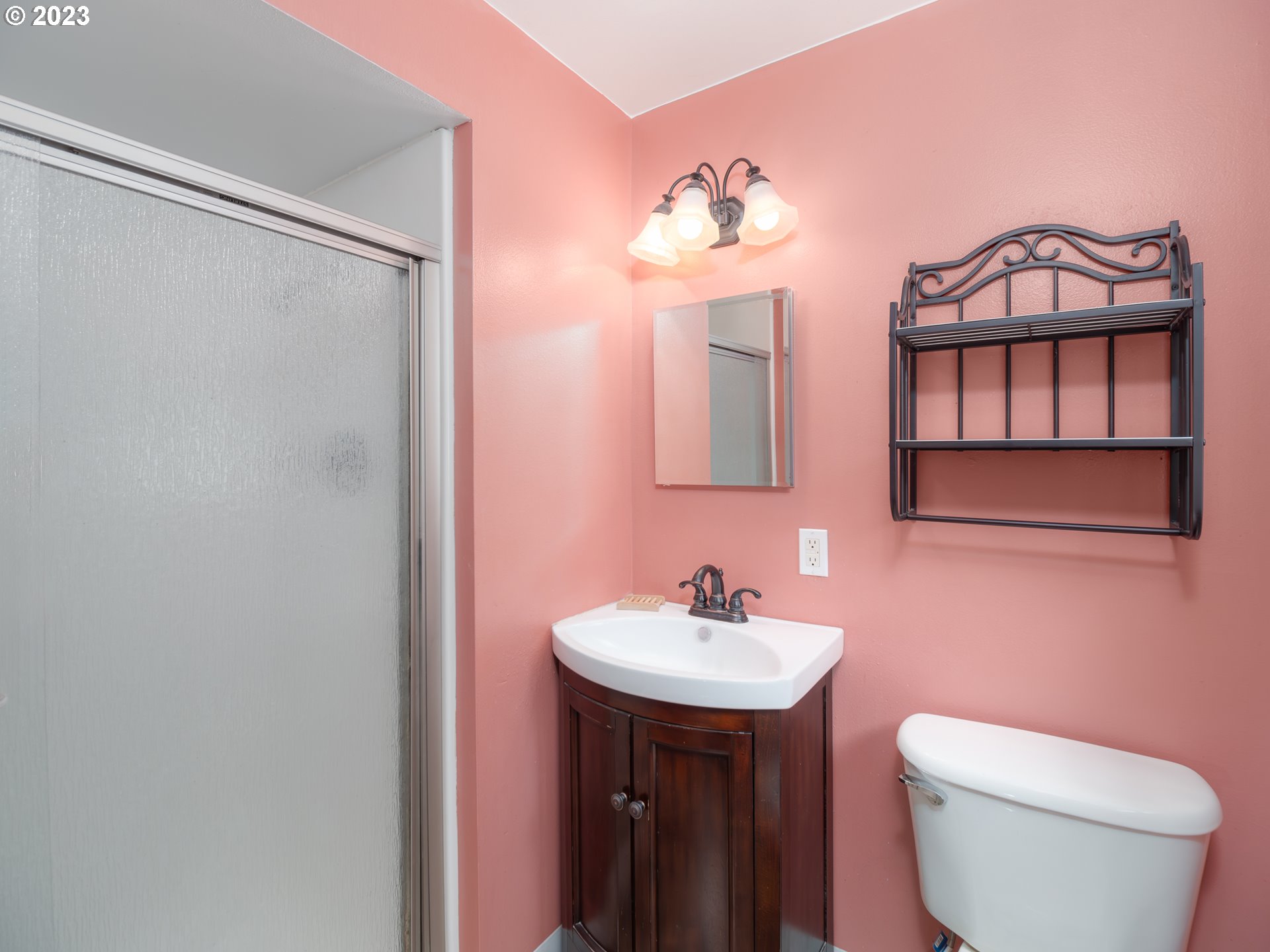 541 Sunshine Road Roseburg, OR 97470 - Photo 18 of 42 Bathroom, Attached