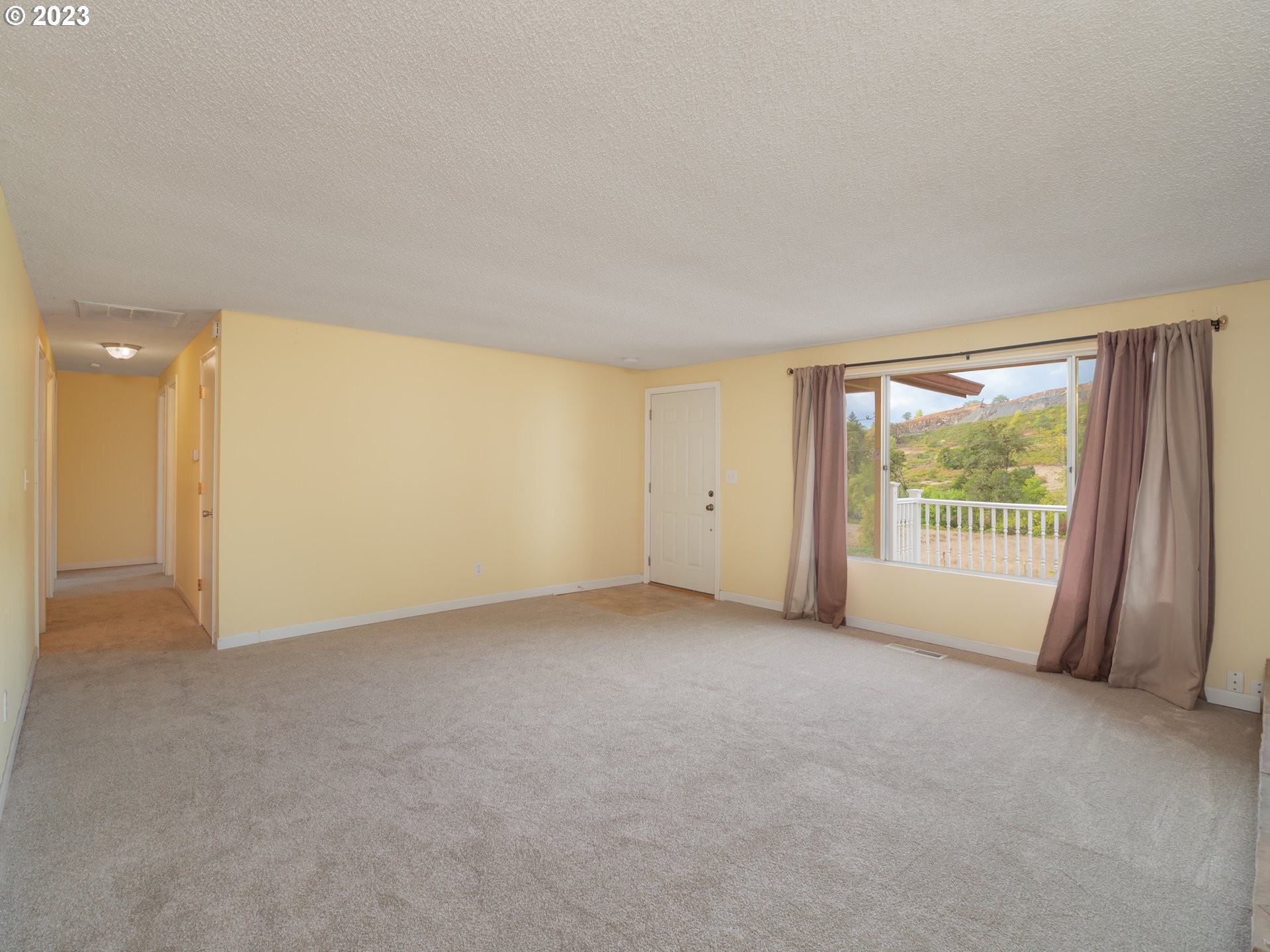 541 Sunshine Road Roseburg, OR 97470 - Photo 7 of 42 Living Room