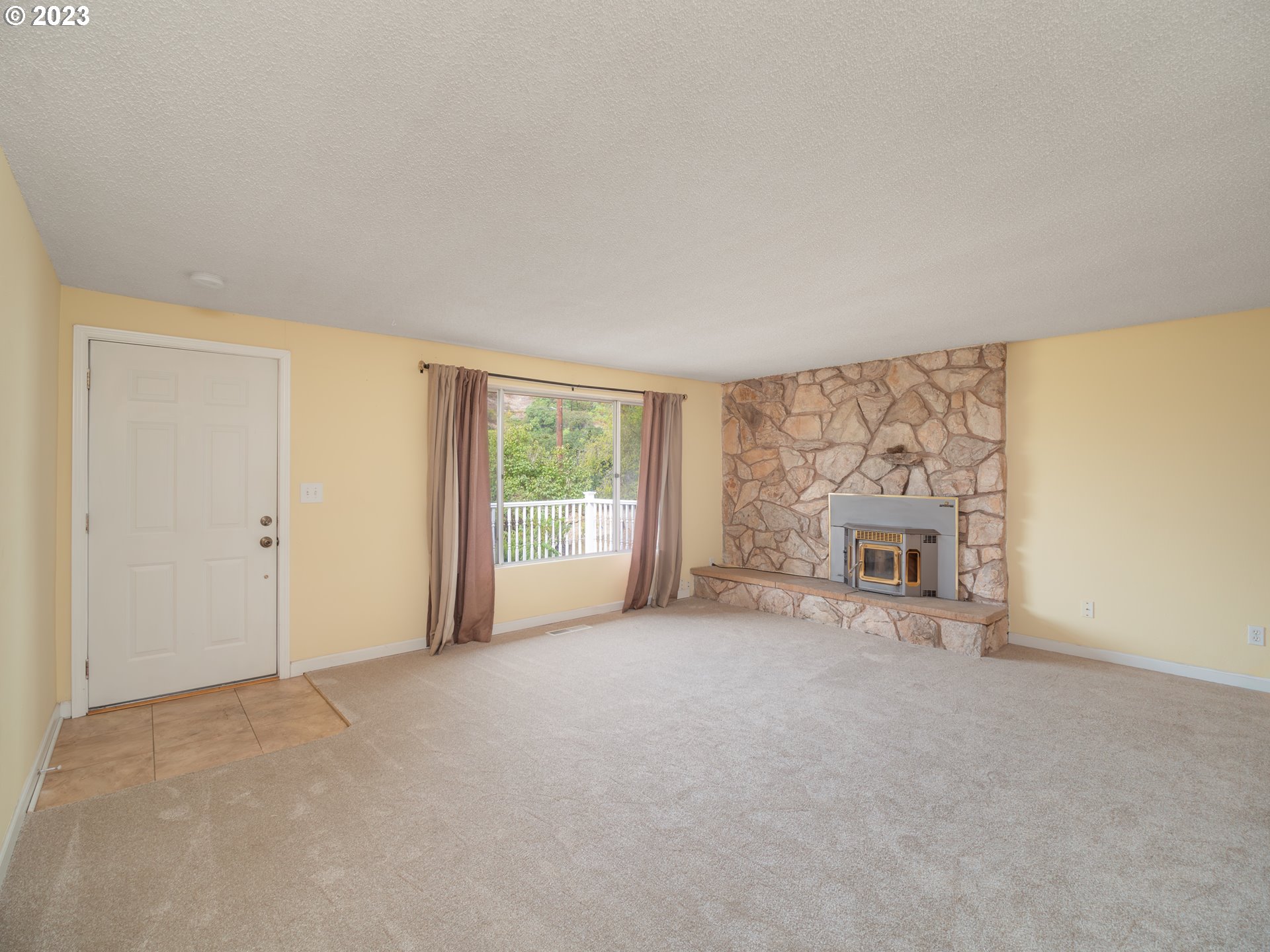 541 Sunshine Road Roseburg, OR 97470 - Photo 8 of 42 Living Room