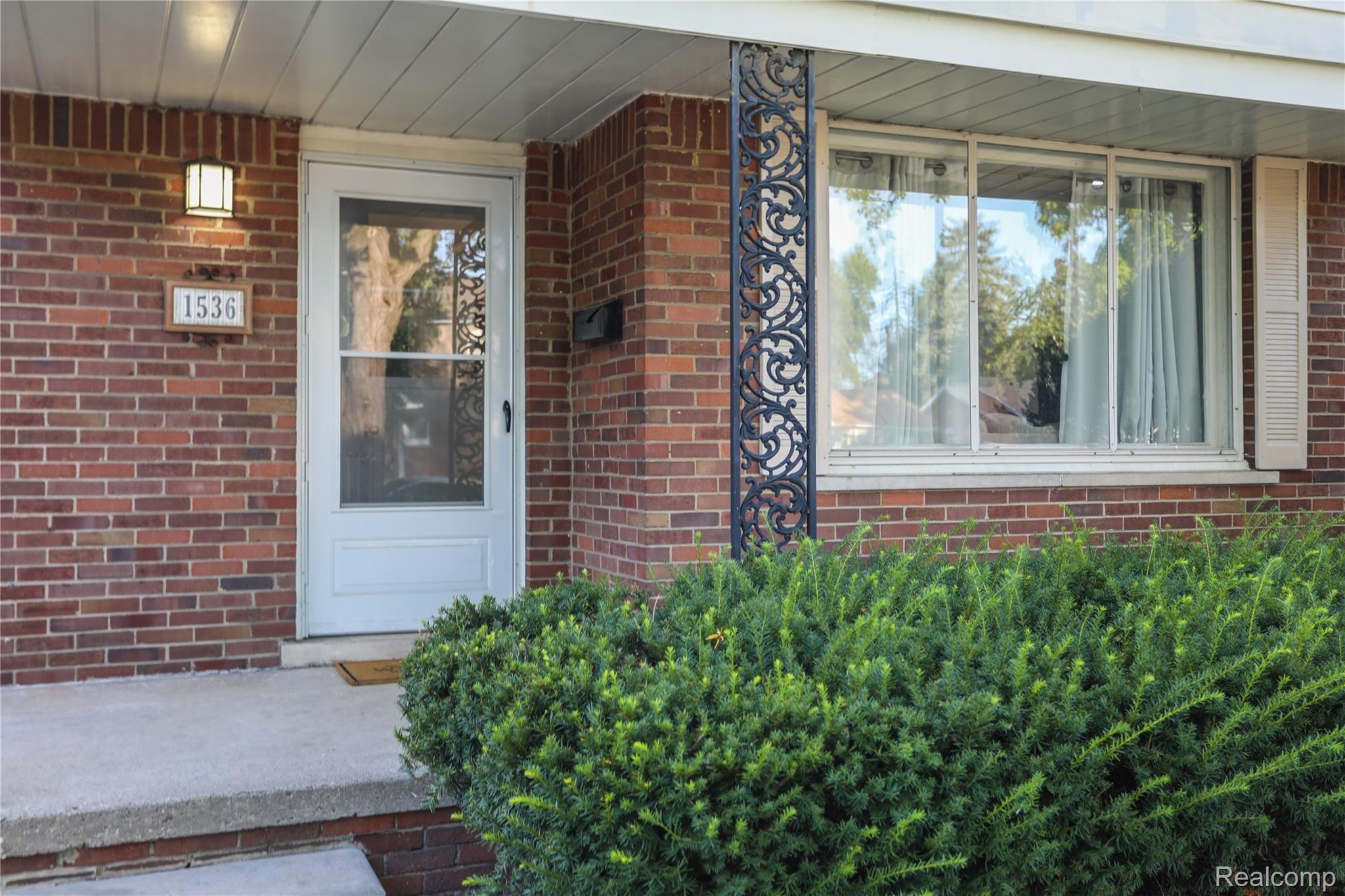 1536 South Gulley Road Dearborn Heights, MI 48125 - Photo 4 of 31 6C9A4682.jpg