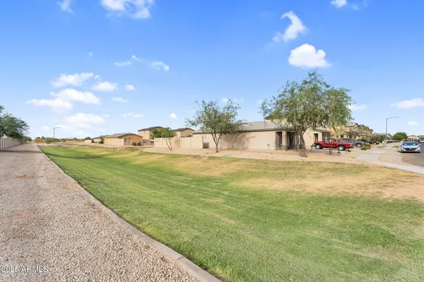 a view of a yard with a house