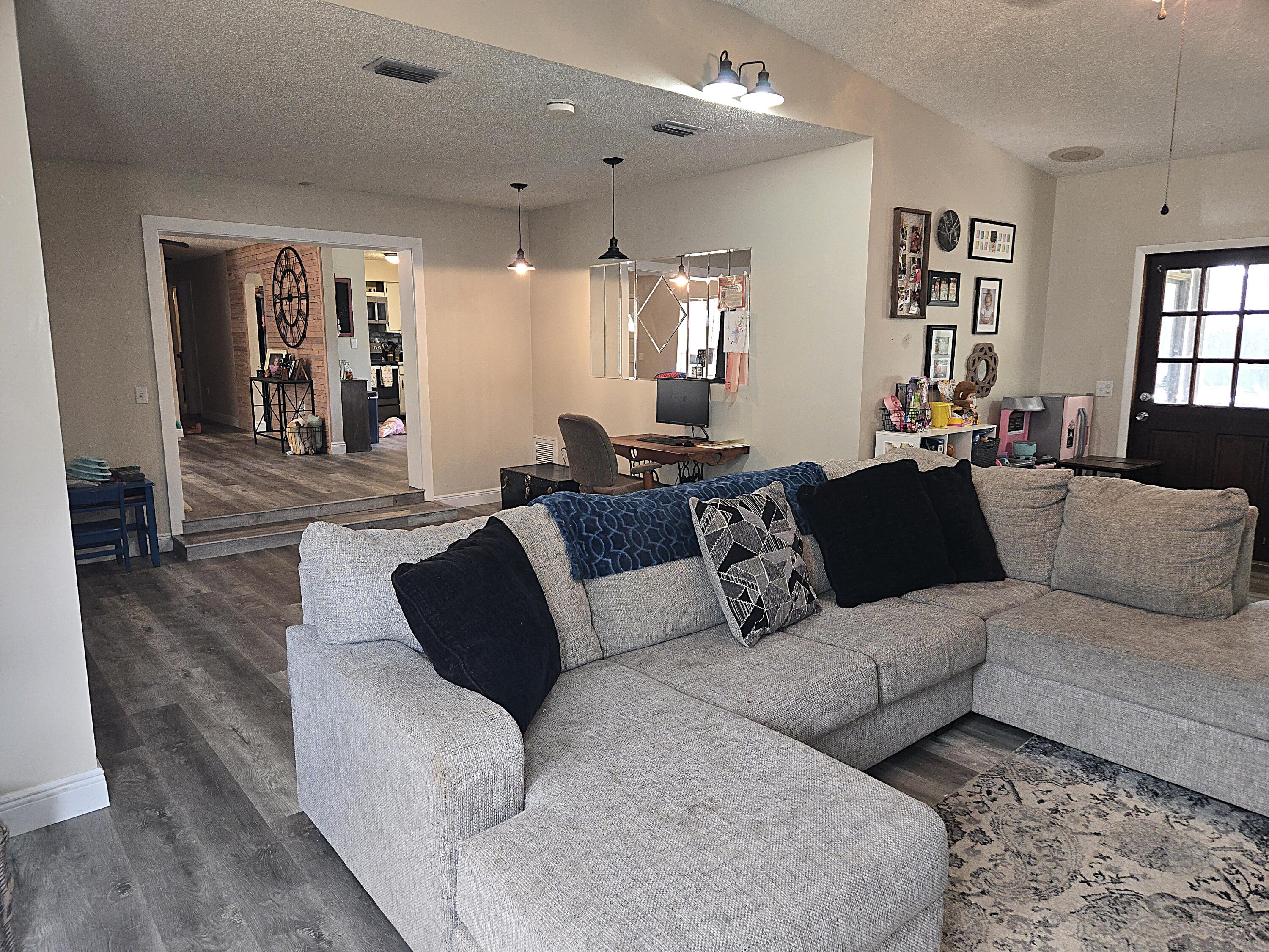 211 Northeast 3rd Terrace Williston, FL 32696 - Photo 20 of 46 a living room with furniture and a large window