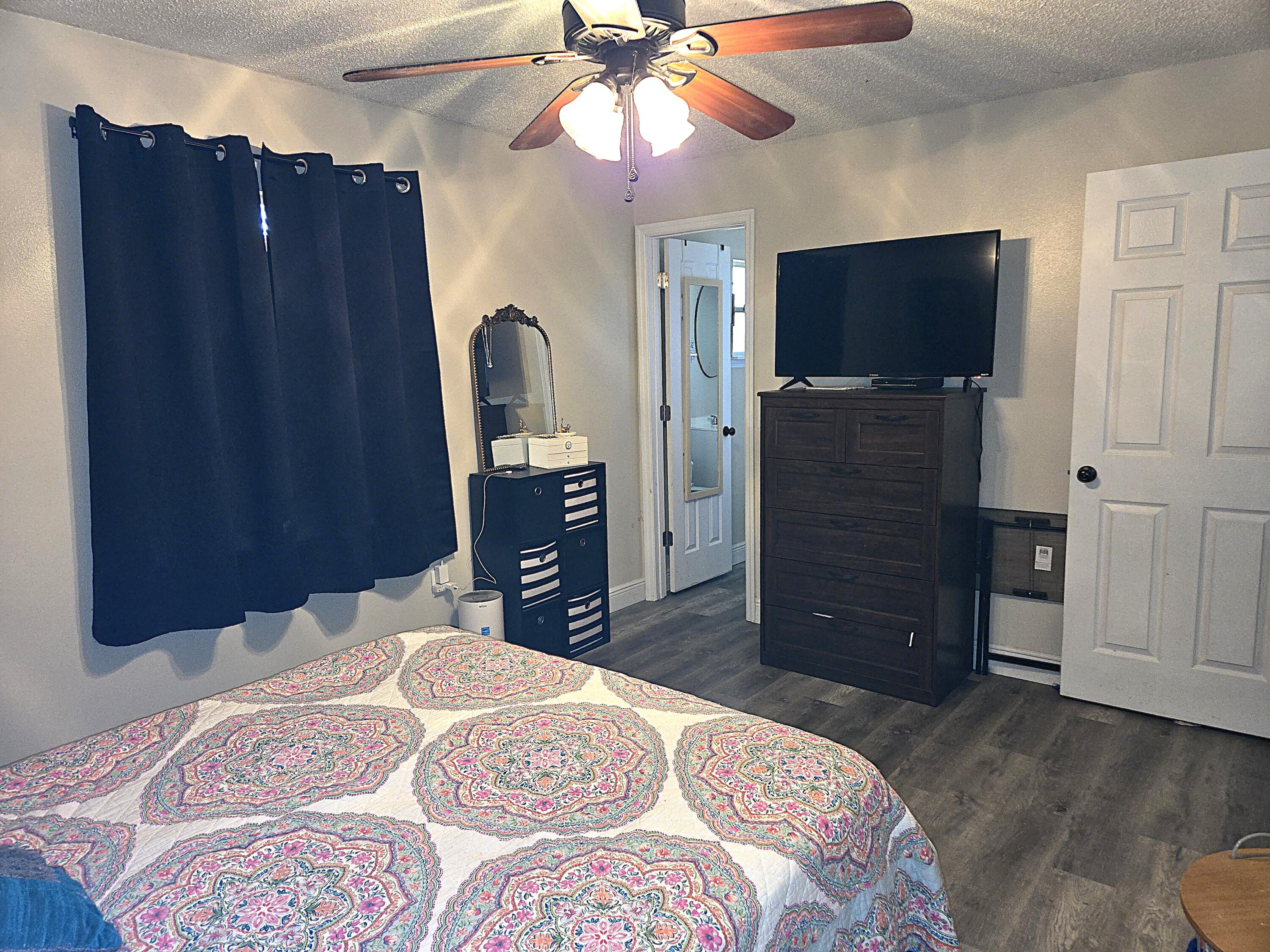 211 Northeast 3rd Terrace Williston, FL 32696 - Photo 27 of 46 a bedroom with a bed and a television