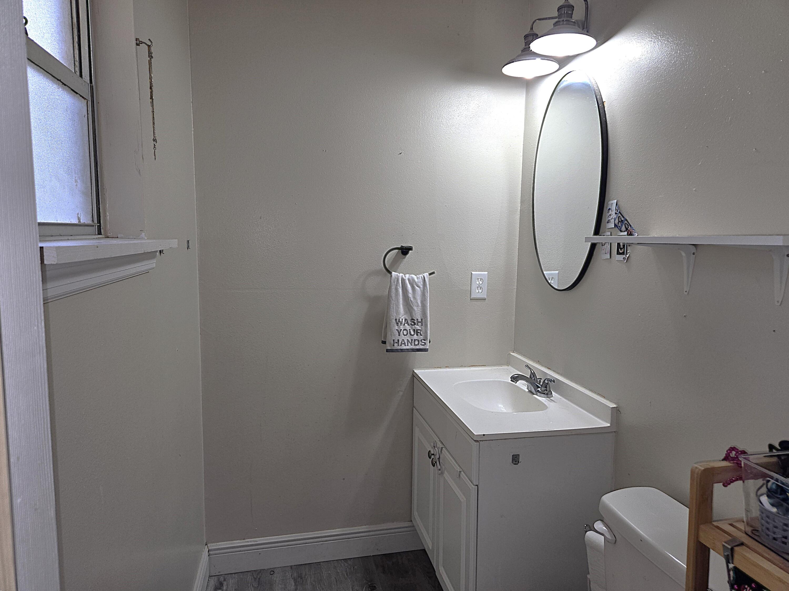 211 Northeast 3rd Terrace Williston, FL 32696 - Photo 31 of 46 a bathroom with a sink and mirror
