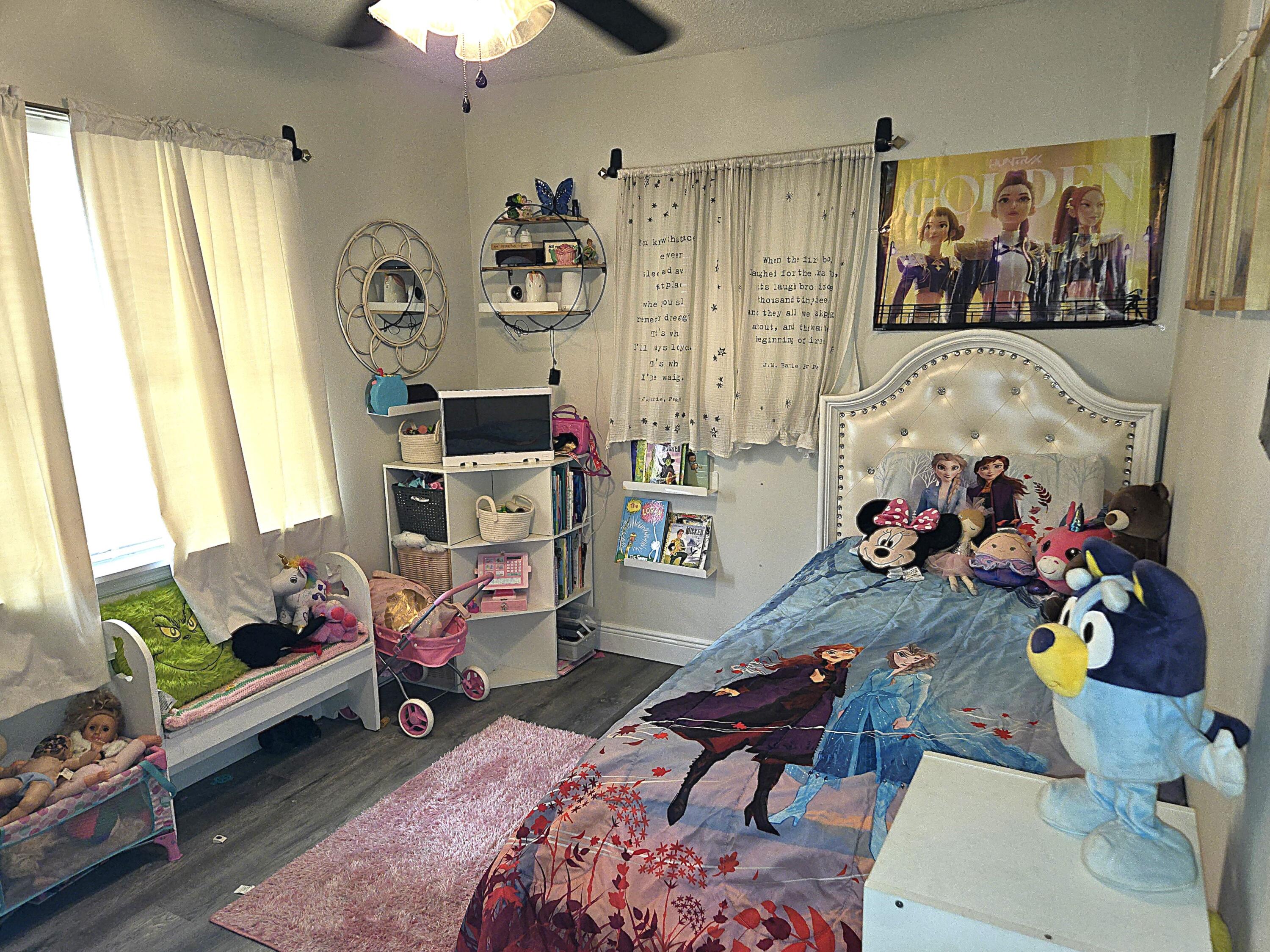 211 Northeast 3rd Terrace Williston, FL 32696 - Photo 32 of 46 a living room with furniture and a window