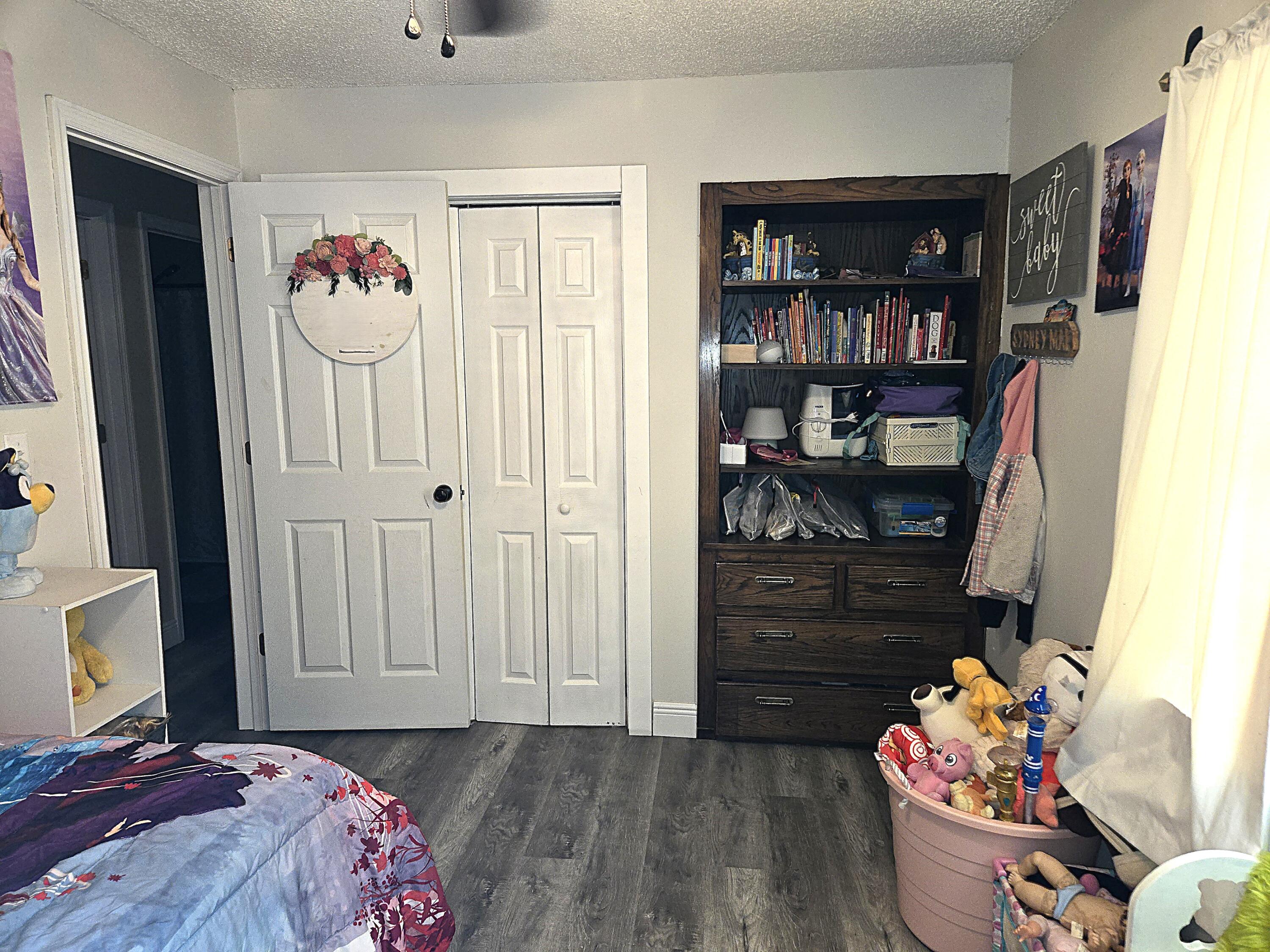 211 Northeast 3rd Terrace Williston, FL 32696 - Photo 33 of 46 a bedroom with a bed and furniture