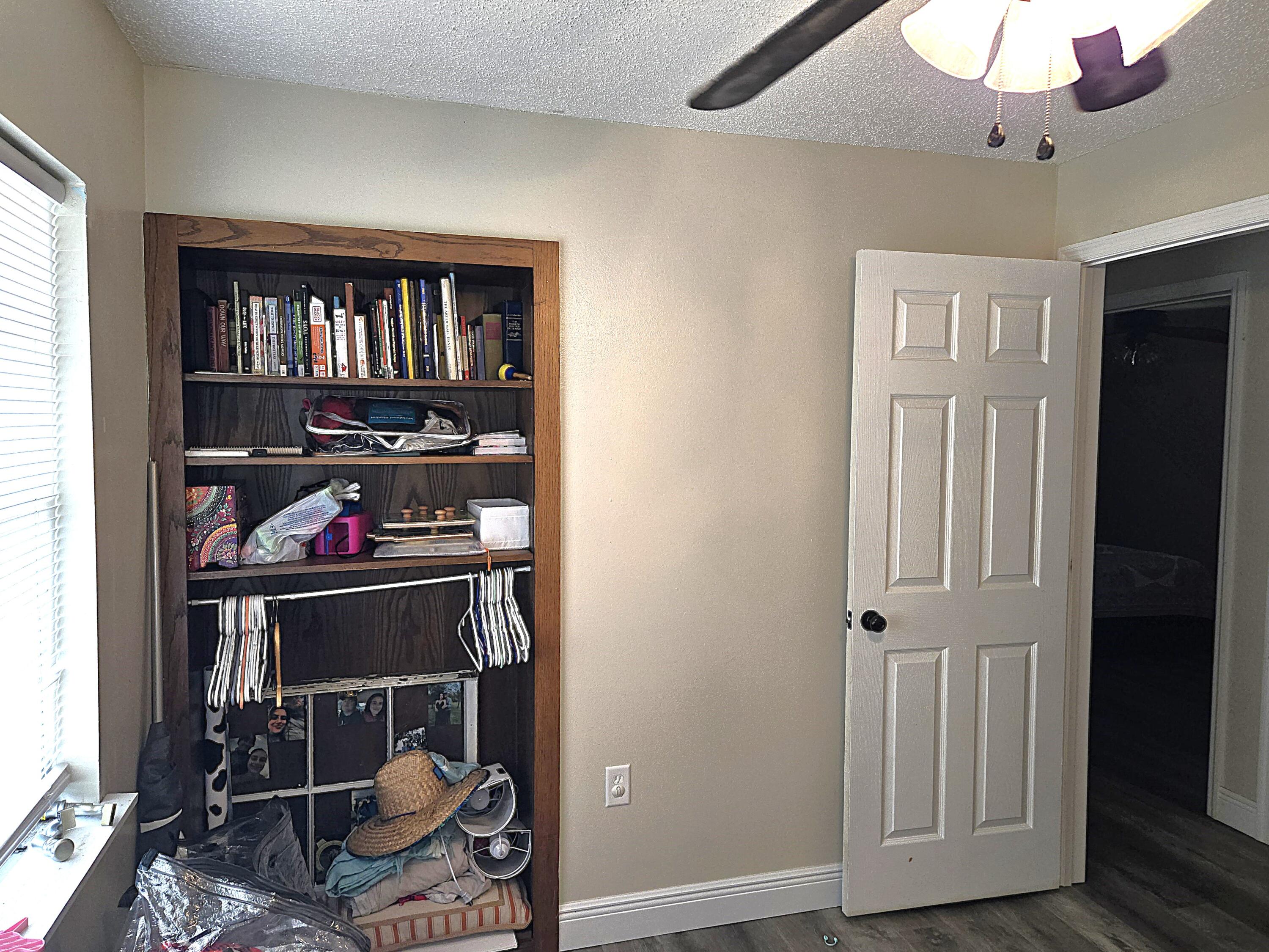 211 Northeast 3rd Terrace Williston, FL 32696 - Photo 37 of 46 a view of a livingroom with workspace and a window