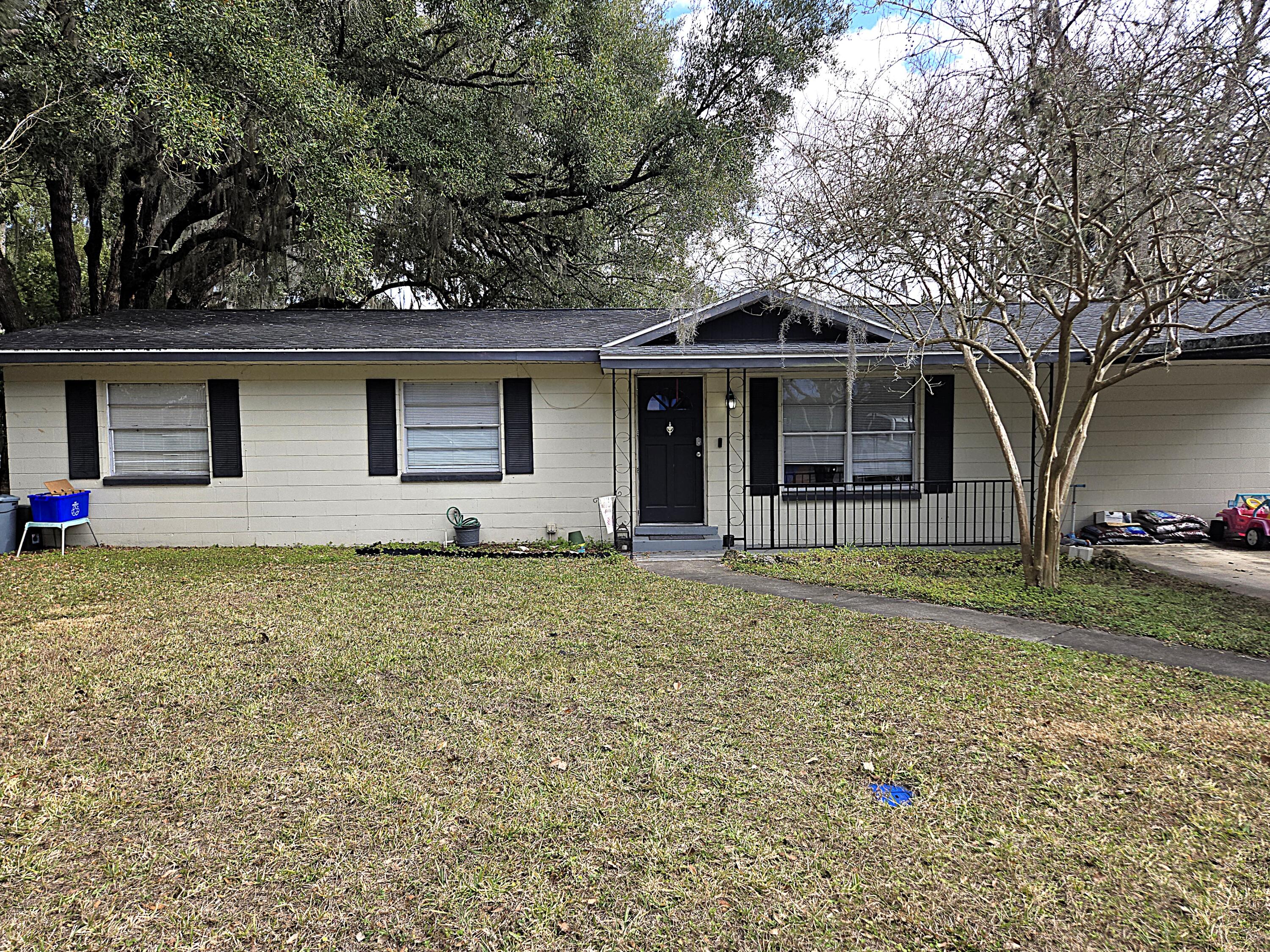 211 Northeast 3rd Terrace Williston, FL 32696 - Photo 38 of 46 a front view of house with yard