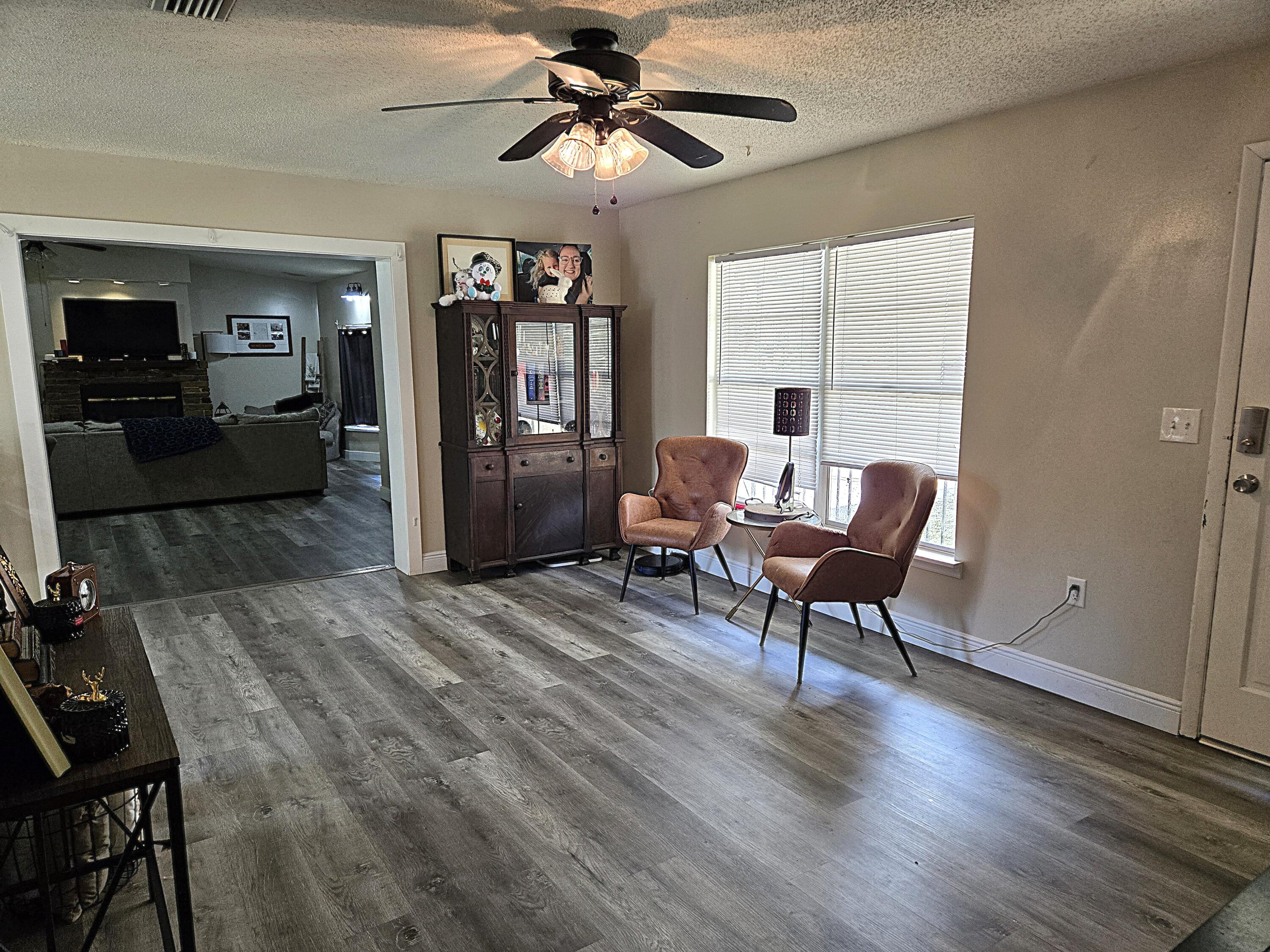 211 Northeast 3rd Terrace Williston, FL 32696 - Photo 4 of 46 a view of a livingroom with furniture and a window