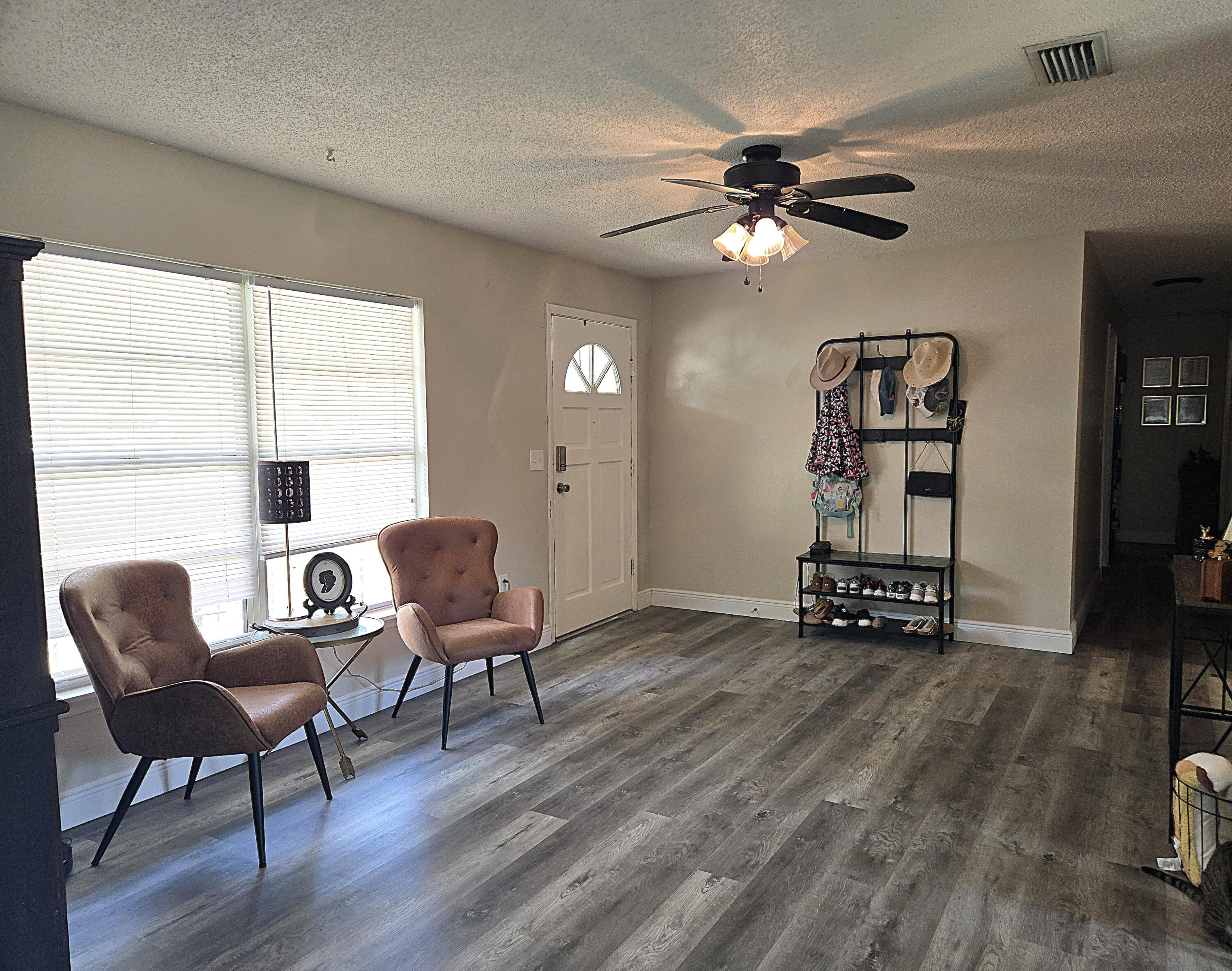 211 Northeast 3rd Terrace Williston, FL 32696 - Photo 5 of 46 a view of a livingroom with furniture and a window