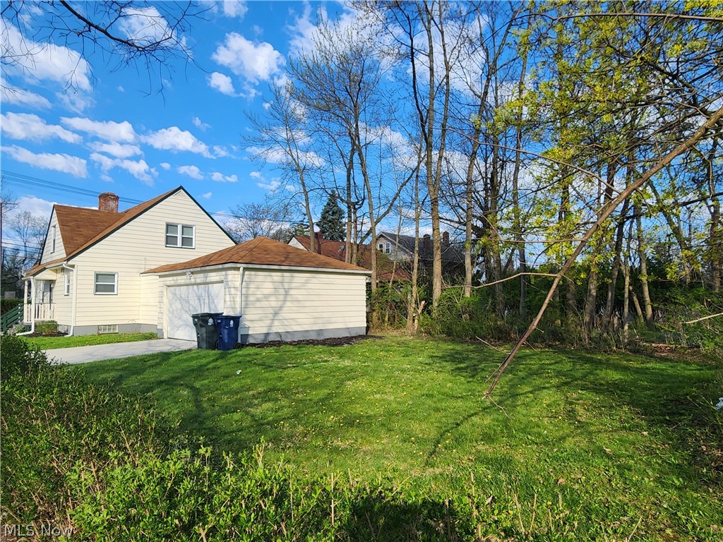 2199 North Taylor Road Cleveland Heights, OH 44112 - Photo 4 of 19 View of yard with a garage