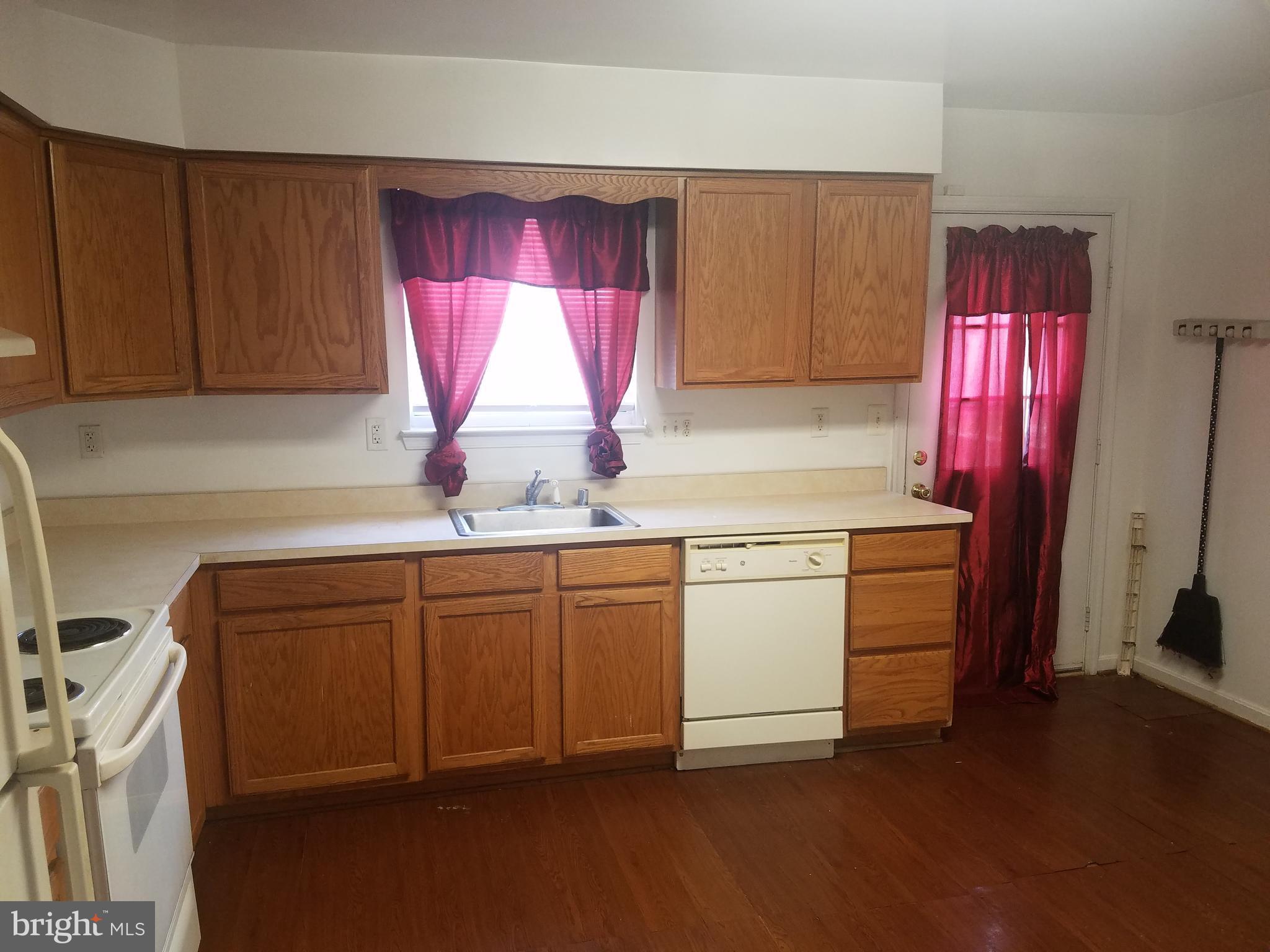 6605 Poplar Road Morningside, MD 20746 - Photo 4 of 19 Kitchen