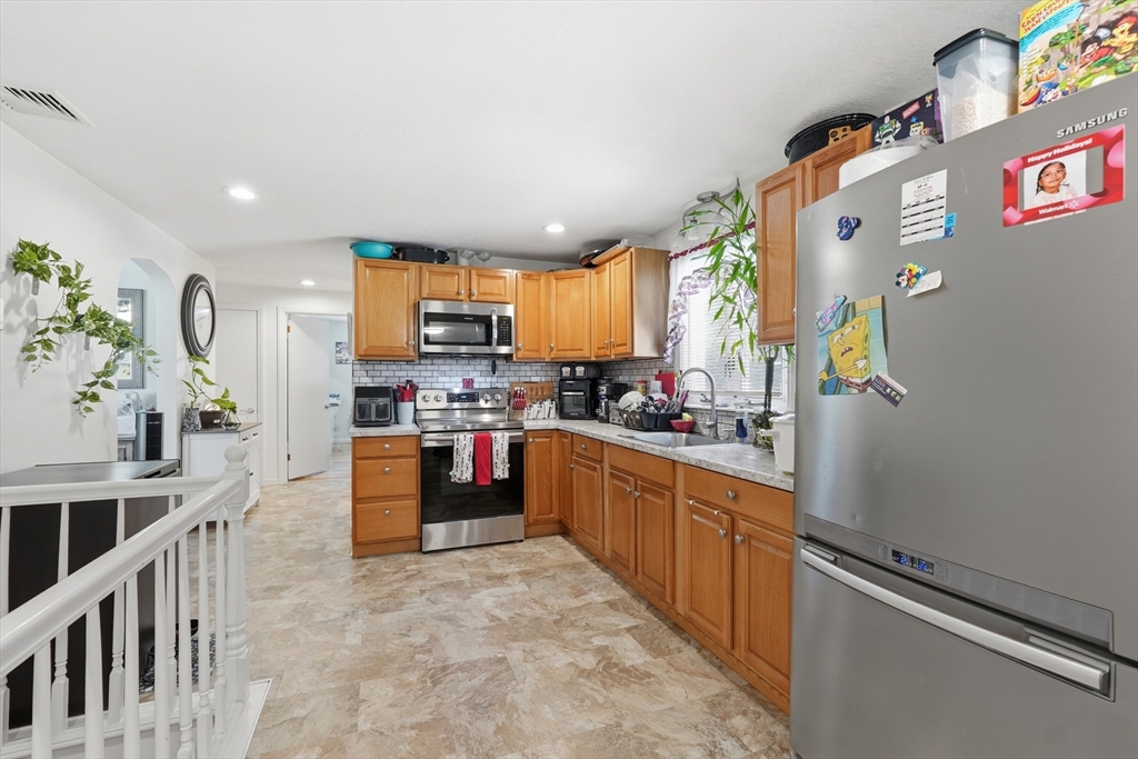 23 Smith Street Chicopee, MA 01020 - Photo 7 of 39
