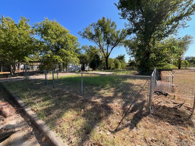 1005 West 8th Street Cameron, TX 76520 - Photo 2 of 16 a view of a tree in a yard
