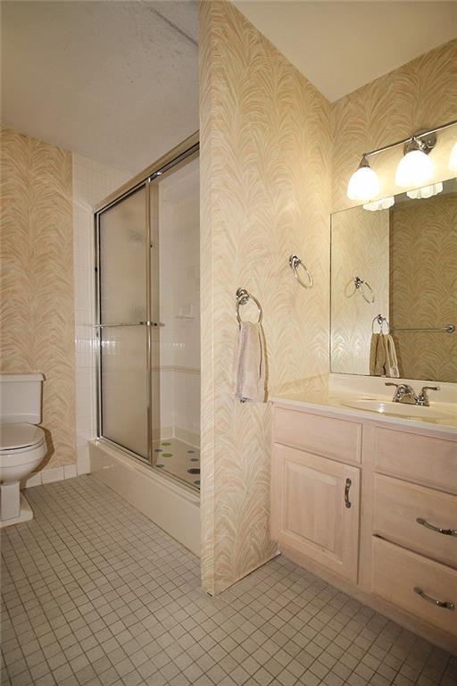 1150 Bower Hill Road, Unit 912A Pittsburgh, PA 15243 - Photo 25 of 39 a bathroom with a sink and mirror