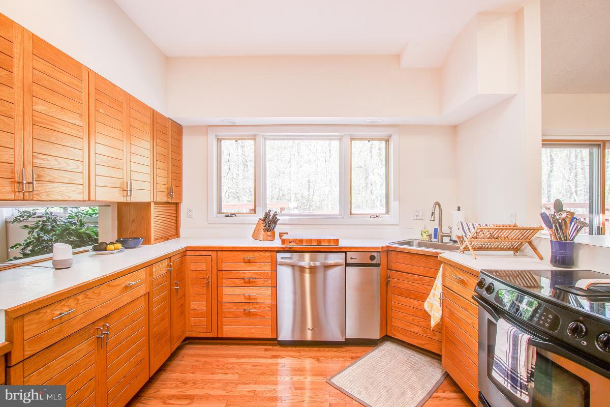 2274 Crows Nest Lane Reston, VA 20191 - Photo 11 of 30 Kitchen with views of Walker Nature Center!