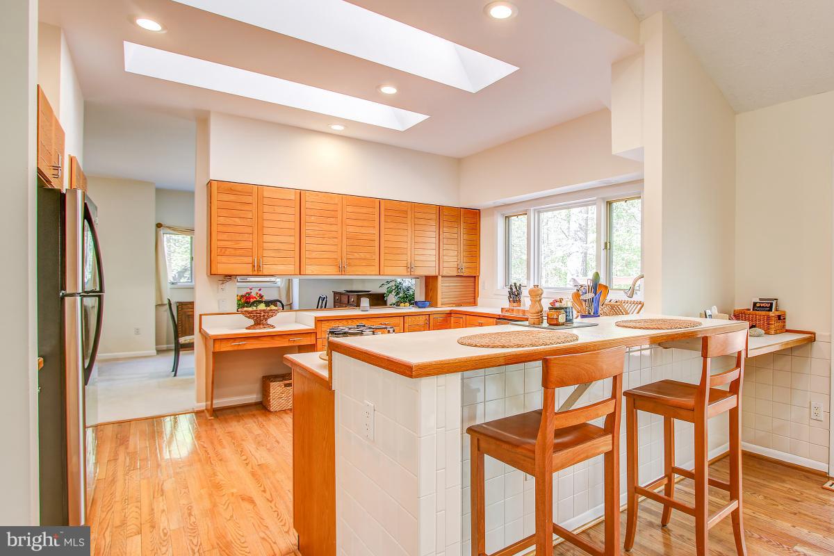 2274 Crows Nest Lane Reston, VA 20191 - Photo 14 of 30 Kitchen with bar seating