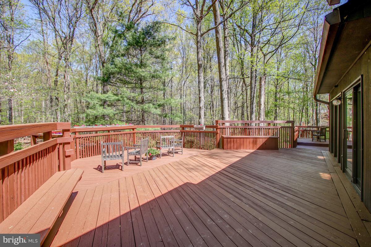 2274 Crows Nest Lane Reston, VA 20191 - Photo 26 of 30 Huge deck! Perfect for entertaining!
