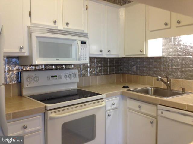 5800 Royal Ridge Drive, Unit H Springfield, VA 22152 - Photo 3 of 6 Kitchen
