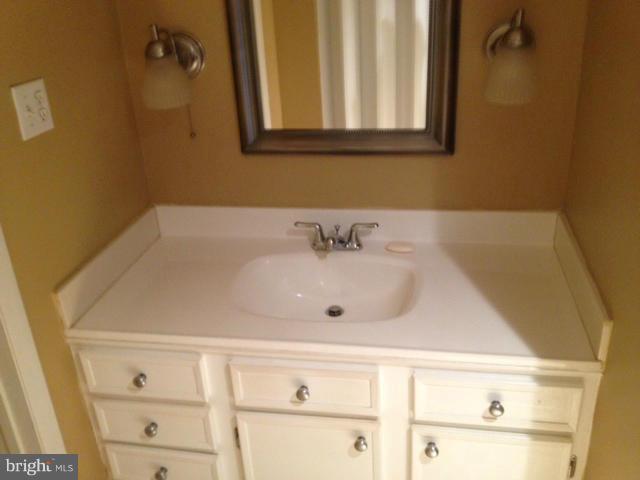 5800 Royal Ridge Drive, Unit H Springfield, VA 22152 - Photo 6 of 6 Bath