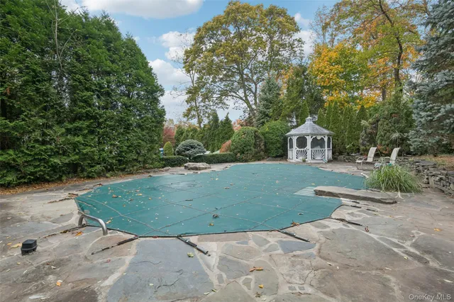 a view of house with garden