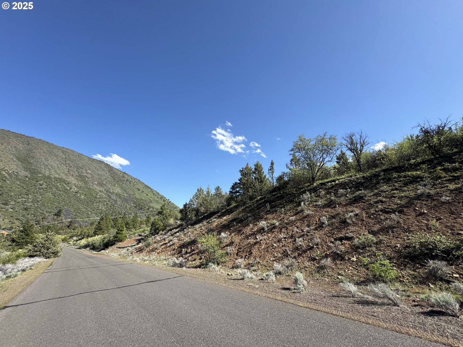 Troubador Trail Klamath Falls, OR 97601 - Photo 12 of 42 a view of a pathway with a yard