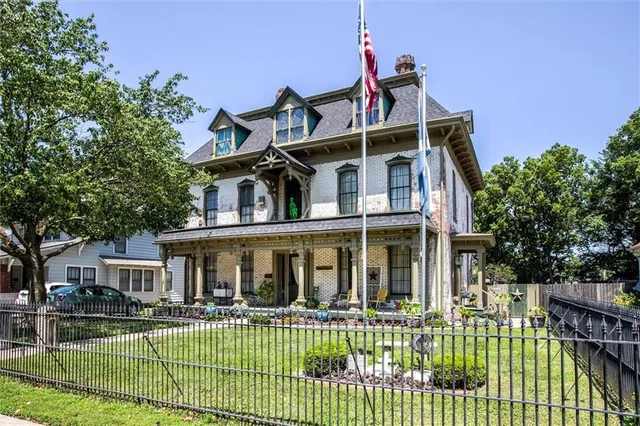 $395,000 | 522 West Maple Avenue, Independence, MO 64050