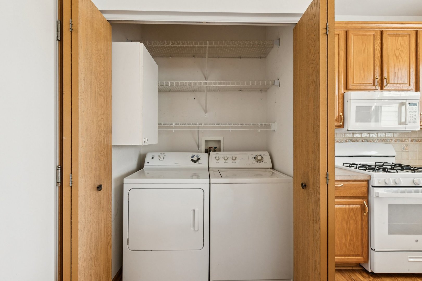 647 South Cadillac Circle Romeoville, IL 60446 - Photo 18 of 38 a utility room with dryer and washer