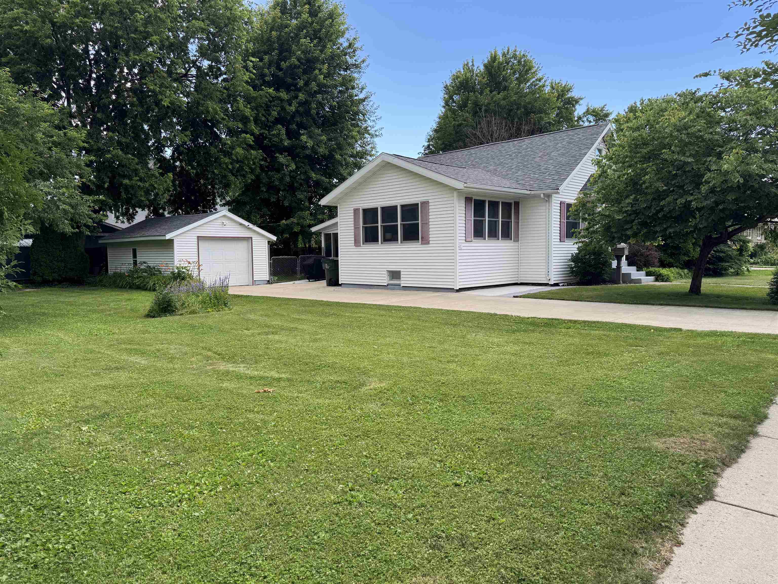 359 6th Street Prairie du Sac, WI 53578 - Photo 3 of 25