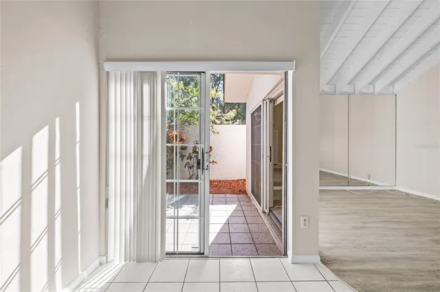 a view of entryway with livingroom