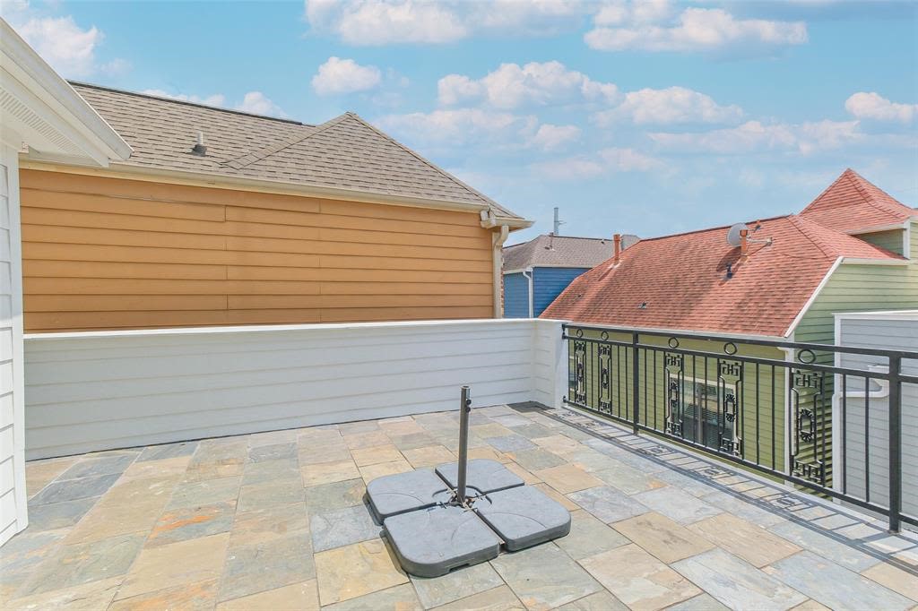 706 Allston Street, Unit B Houston, TX 77007 - Photo 25 of 33 a view of a patio with a table and chairs