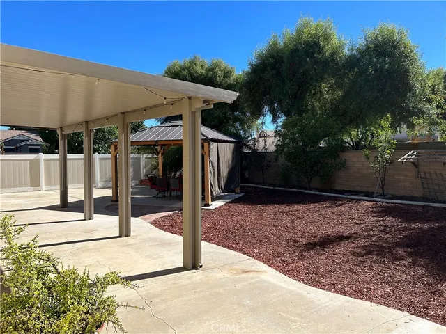 a view of a backyard