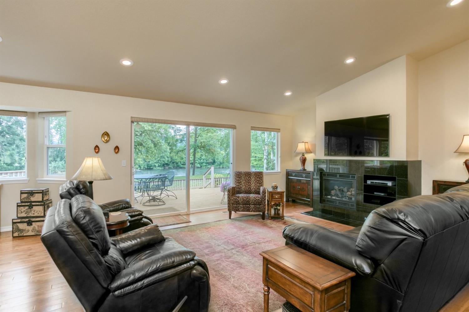 2818 South River Road Grants Pass, OR 97527 - Photo 5 of 35 Large Living room with.......