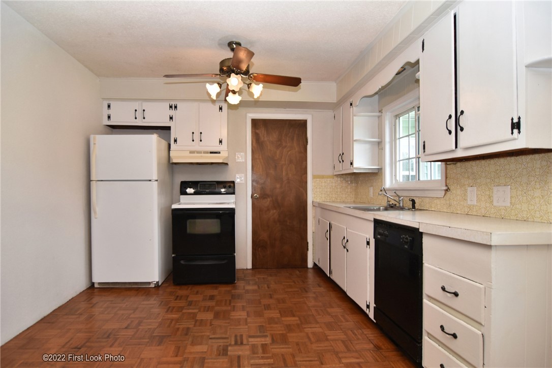 41 Mathias Avenue Tiverton, RI 02878 - Photo 7 of 38 Gallery Image 7