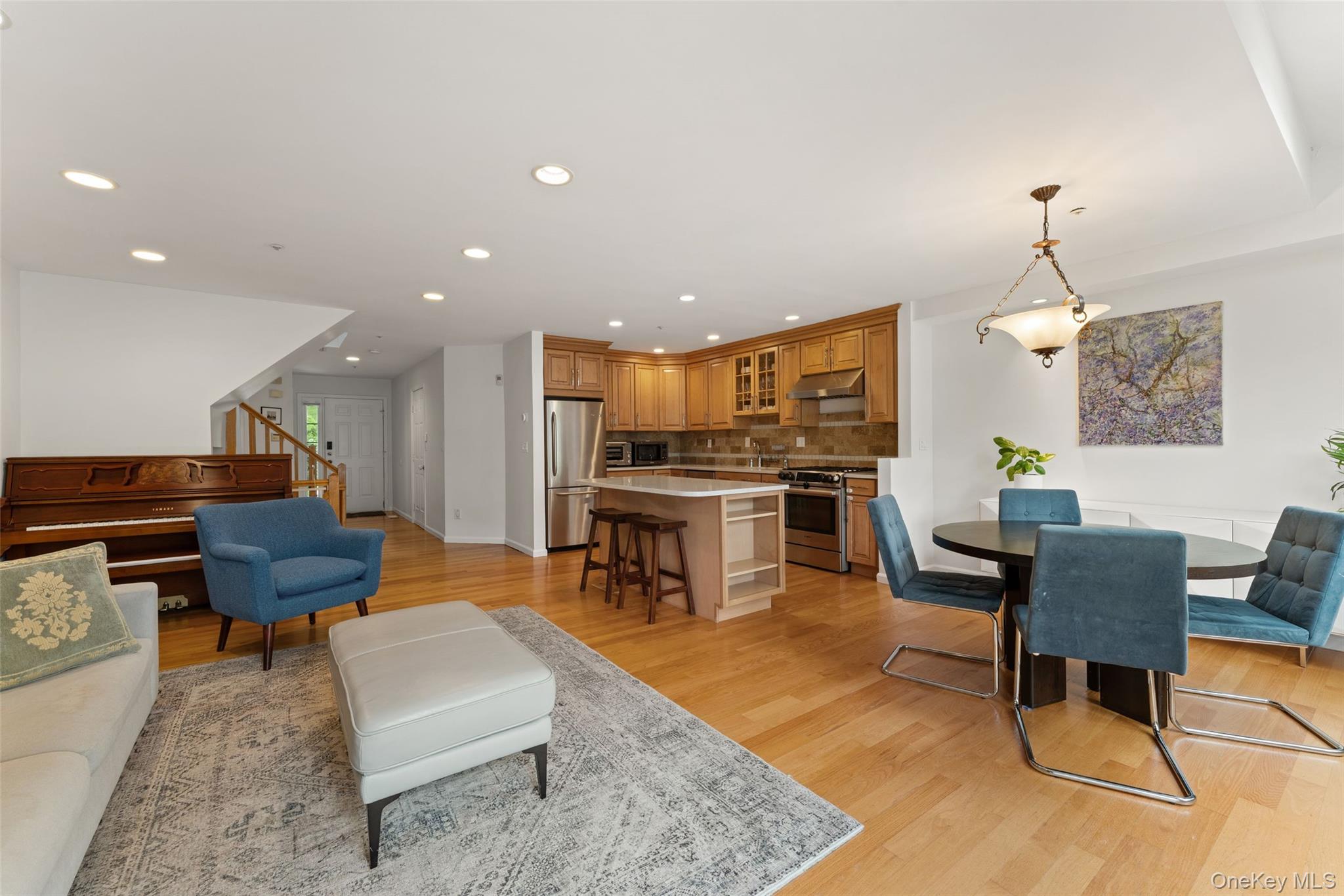 611 Pondside Drive White Plains, NY 10607 - Photo 4 of 40