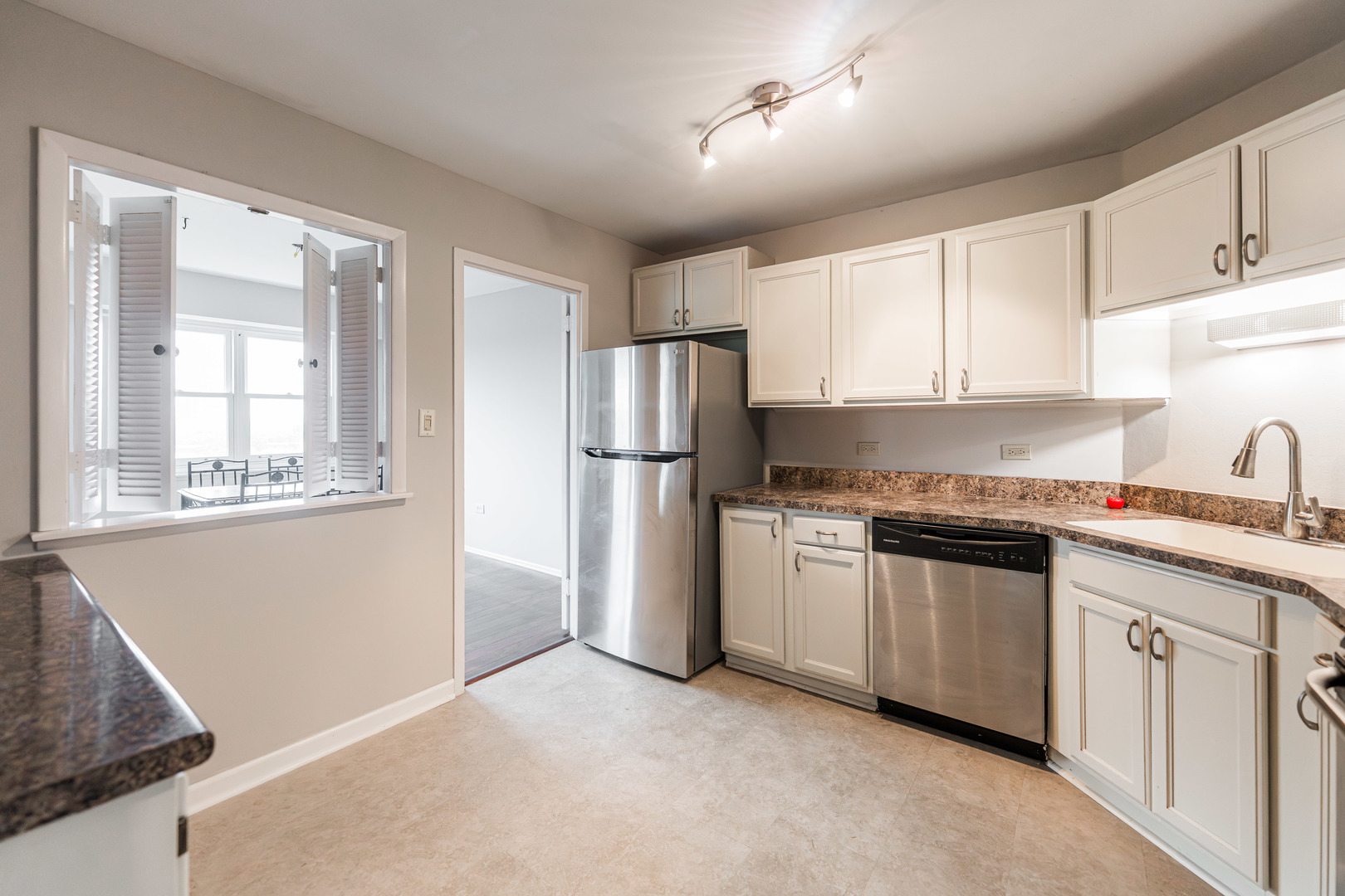 141 North La Grange Road, Unit 601 La Grange, IL 60525 - Photo 8 of 25