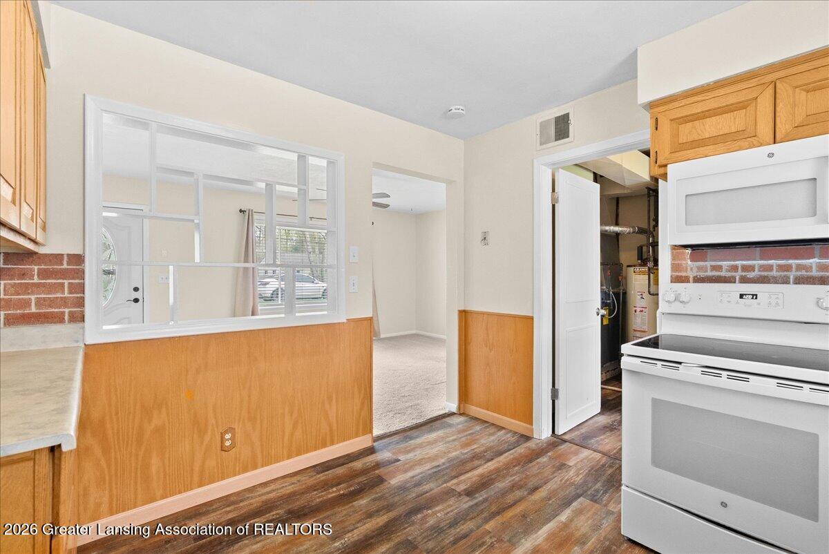 6223 Hilliard Road Lansing, MI 48911 - Photo 4 of 12 10-Media Jett - 07