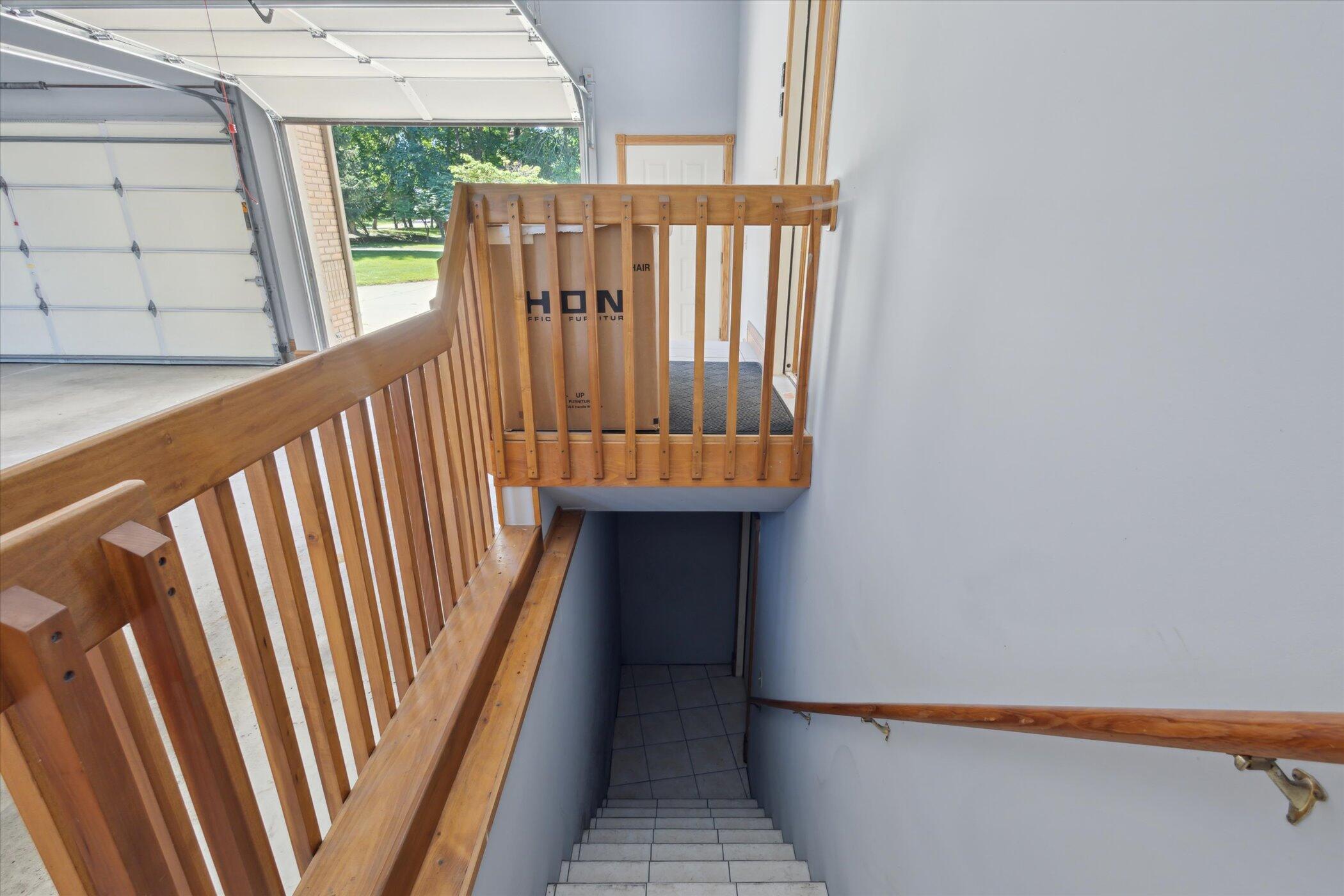 6076 Browns Lake Road Jackson, MI 49203 - Photo 68 of 90 69 Garage 1 to LVL B