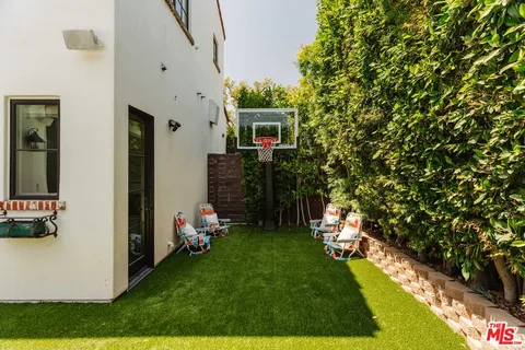 a view of yard with seating area