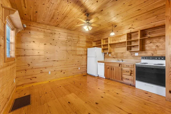 $395,000 | 517 Laurel Avenue, South Pittsburg, TN 37380