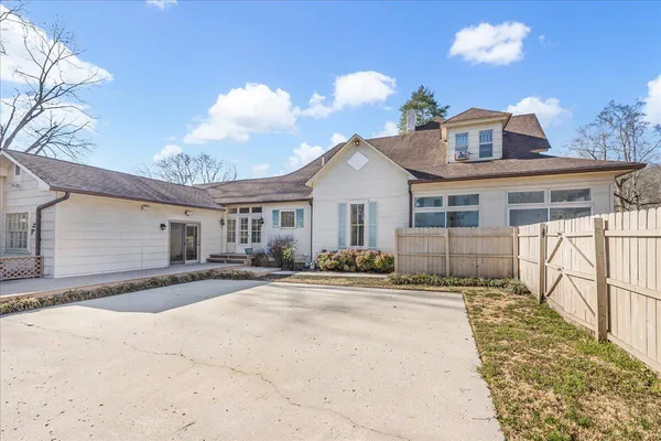 $395,000 | 517 Laurel Avenue, South Pittsburg, TN 37380