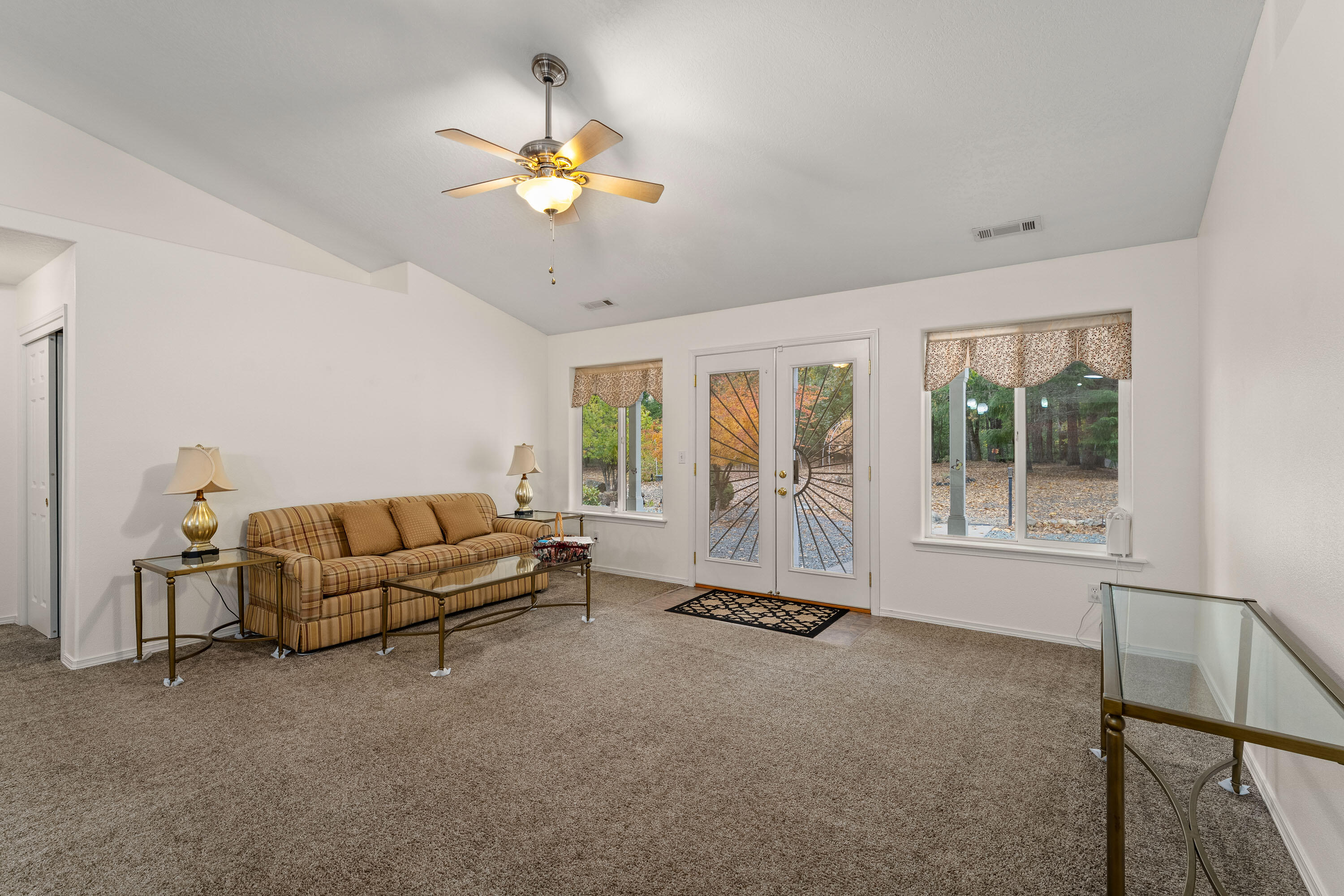 335 Cornett Lane Cave Junction, OR 97523 - Photo 10 of 55 Living room