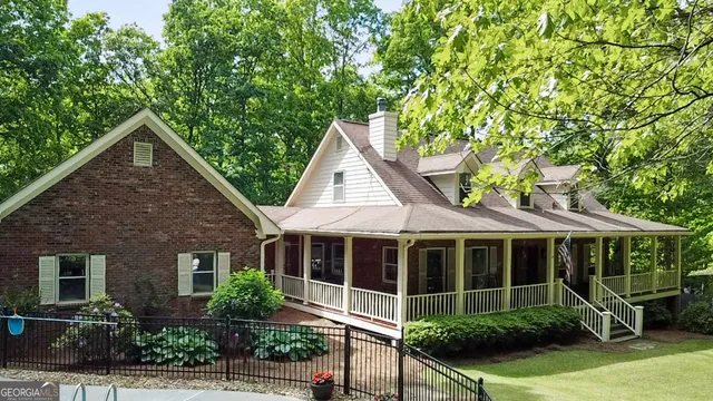 a view of a house with a yard and plants