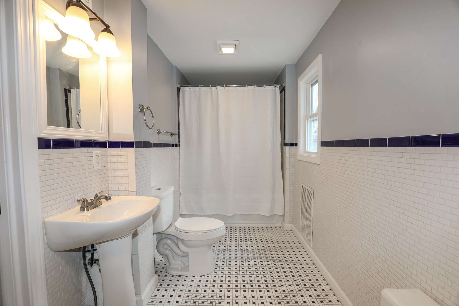 155 Mammoth Road Manchester, NH 03109 - Photo 18 of 40